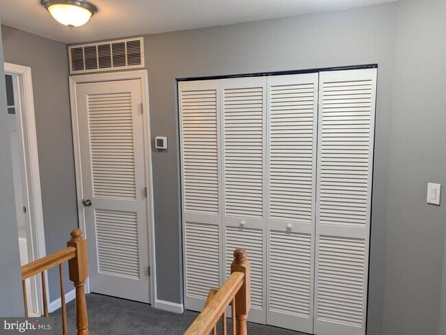 Building Photo - 1891 Crescent Park Dr