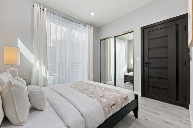 Building Photo - 13637 N Fellows Ave