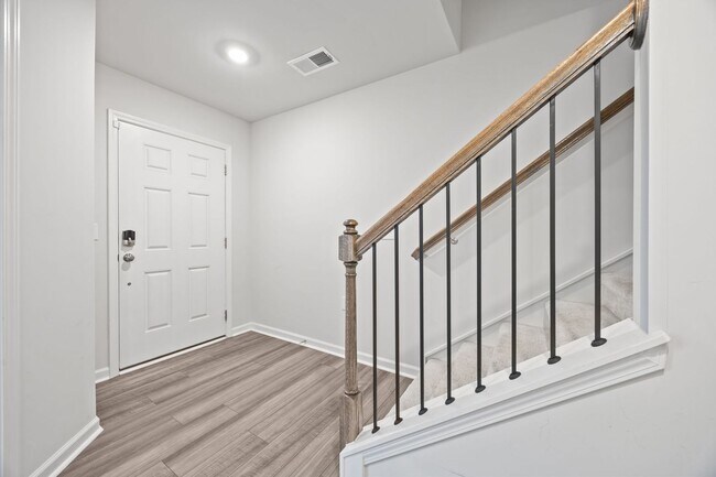 Building Photo - Raleigh Living Made Easy – 3BR Townhome w/ Amenities & Prime Location