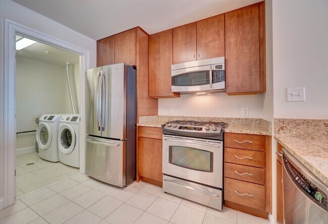 Building Photo - Super-Cool Lower Penthouse Condo Available 05-07-26!! Secured Entry, Garage Parking, Pet-Friendly!