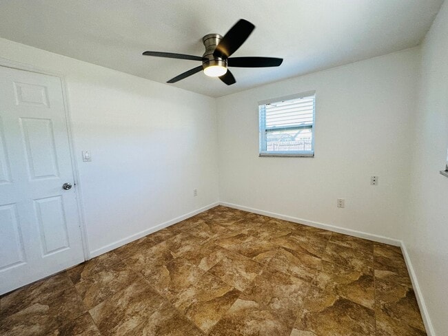 Building Photo - 3/2.5/1 Freshly Updated Pinellas Park Home