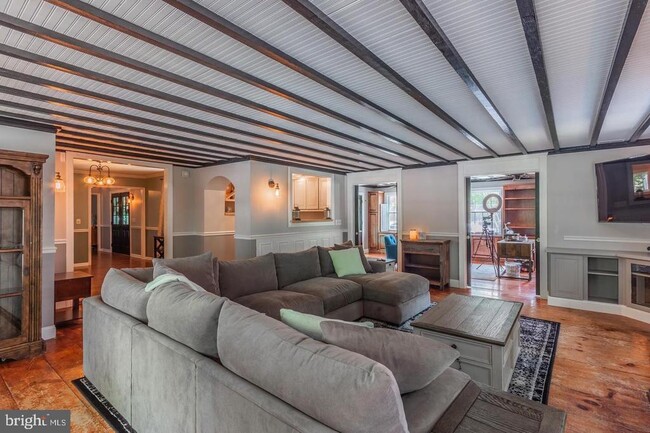 Building Photo - 607 Lancaster St