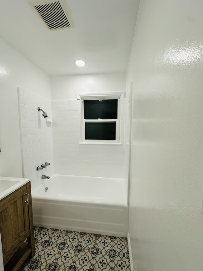 Renovated bathroom - 1537 Freeman Ave