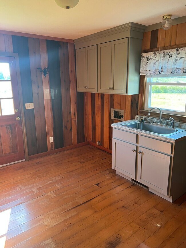 Building Photo - AVAILABLE NOW – Peaceful 3 Bedroom Home on...