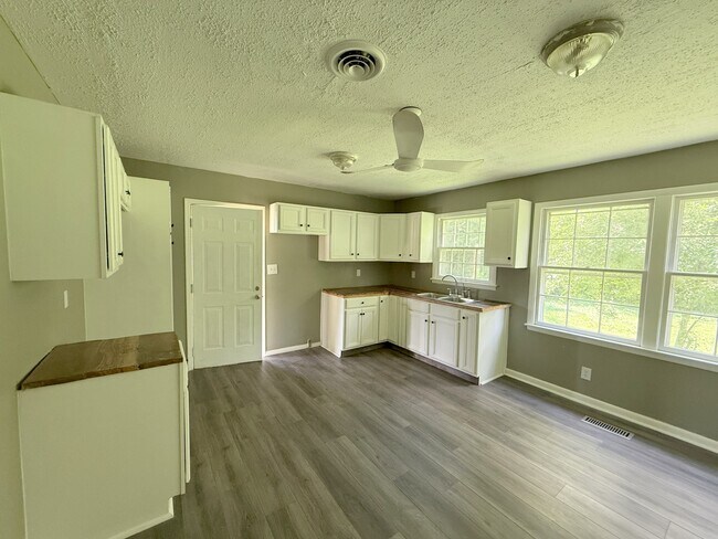 Building Photo - 3015 Shadow Lawn Dr NW
