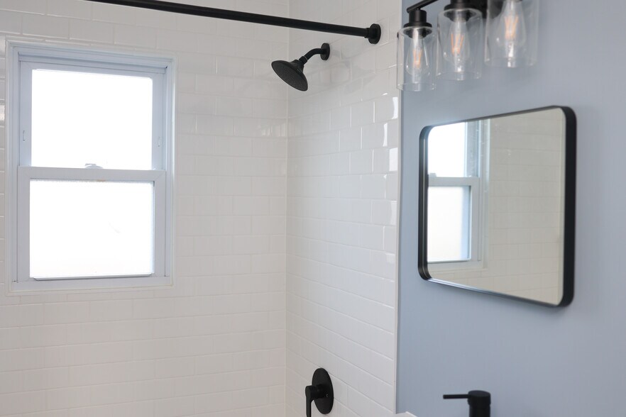 Building Photo - 104 E Gates Ave