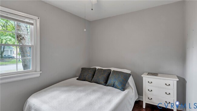 Building Photo - 6100 Hampstead Ave