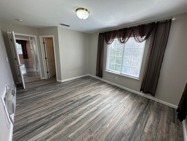 Building Photo - Beautiful 4 Bedroom 3 Full Bath Tracy Home