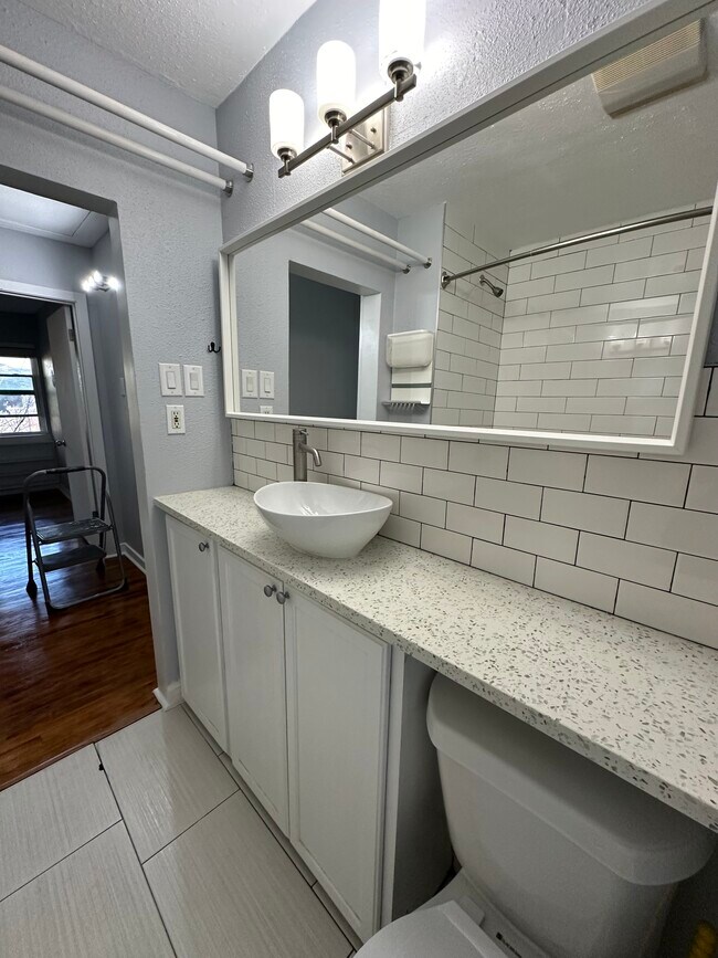 Building Photo - 4020 Blue Bonnet Blvd