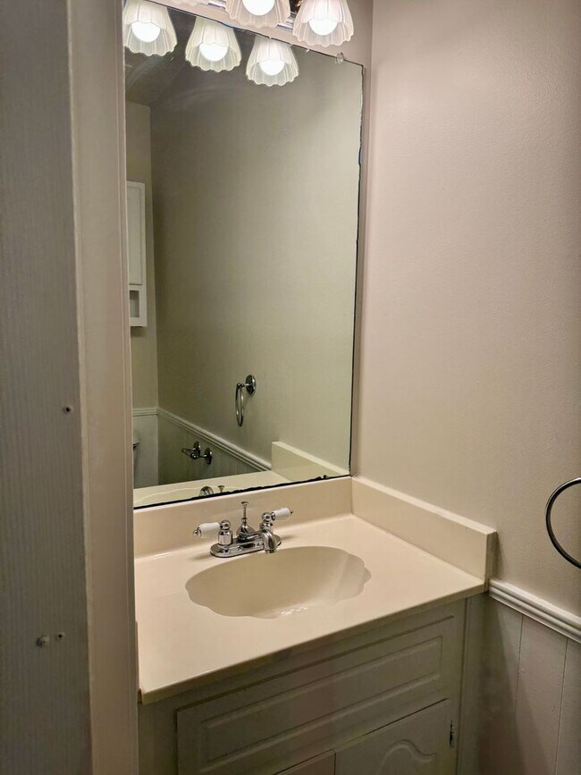Building Photo - Great Location!!3 Bed/2.5 Bath near exit 1...