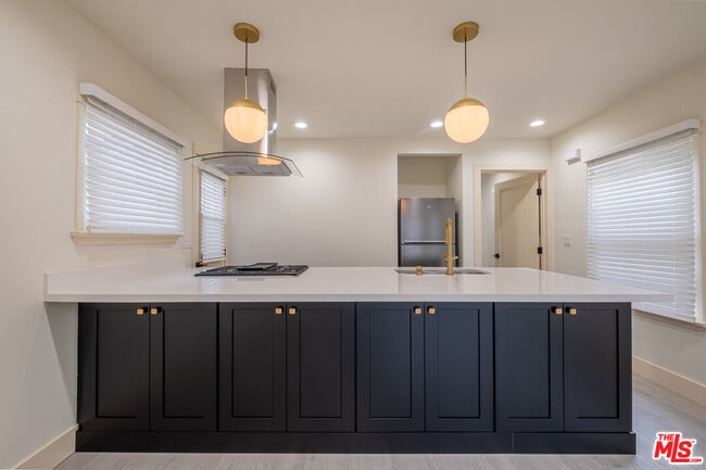 Building Photo - 216 N Catalina Ave