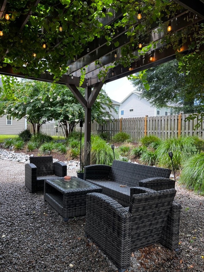 Building Photo - 413 Chablis Way