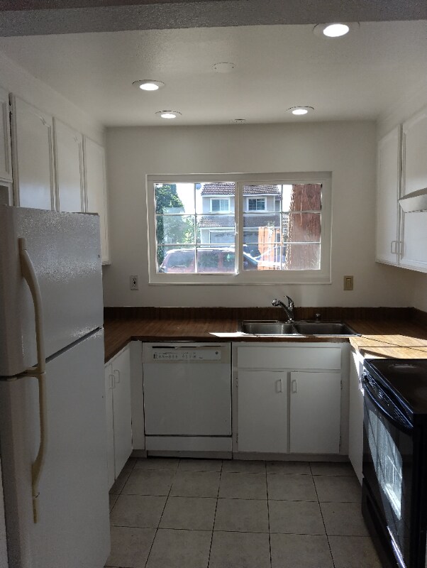 Building Photo - 2412 Sequoia Dr