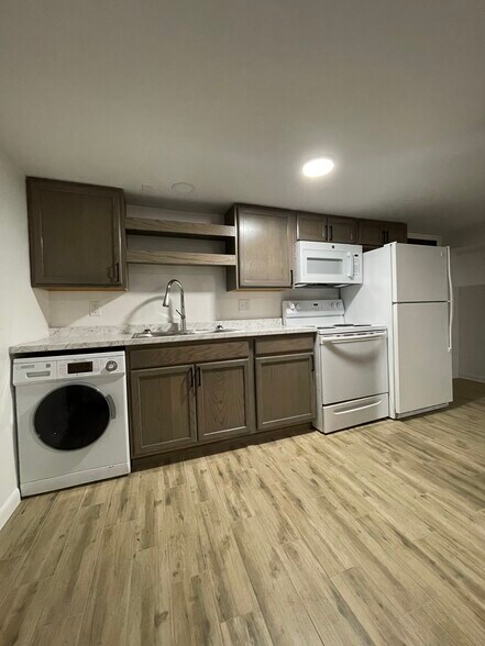 Kitchen + combination W/D unit - 116 Cumberland Ct