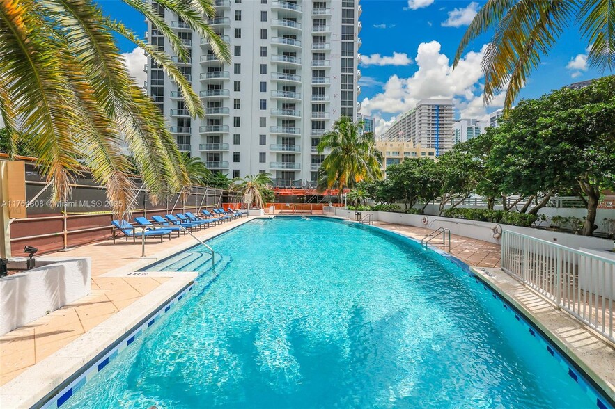 Building Photo - 1050 Brickell Ave