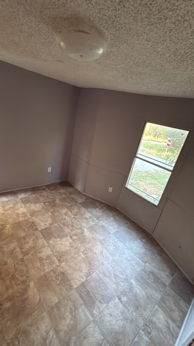 Building Photo - 2034 Meadows Rd