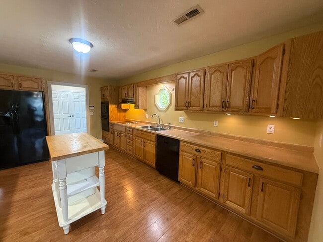 Building Photo - Spacious House in Draffenville
