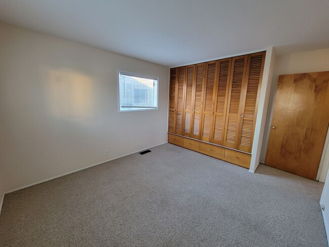 Building Photo - 4 bed, 2 bath, 2 car garage