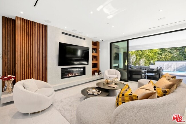 Building Photo - 1940 Kelton Ave