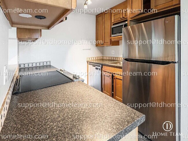 Building Photo - "Chic & Cozy 2-Bed Condo Retreat in Kirkland - 923 Sq Ft of Modern Living!"