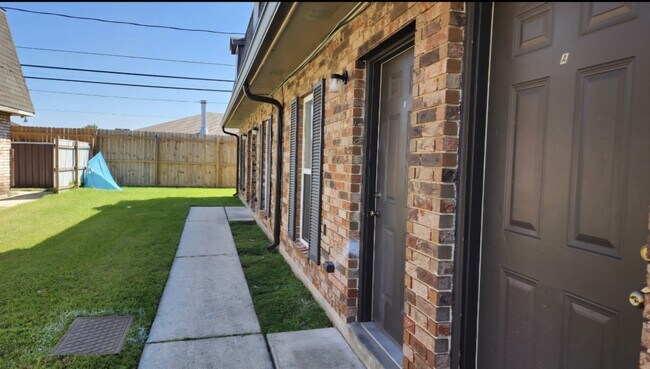 Building Photo - 3421 Golden Dr