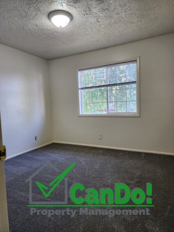 Building Photo - 2 Bedroom/ 1 Bathroom Apartment in Blackfoot Available July 1