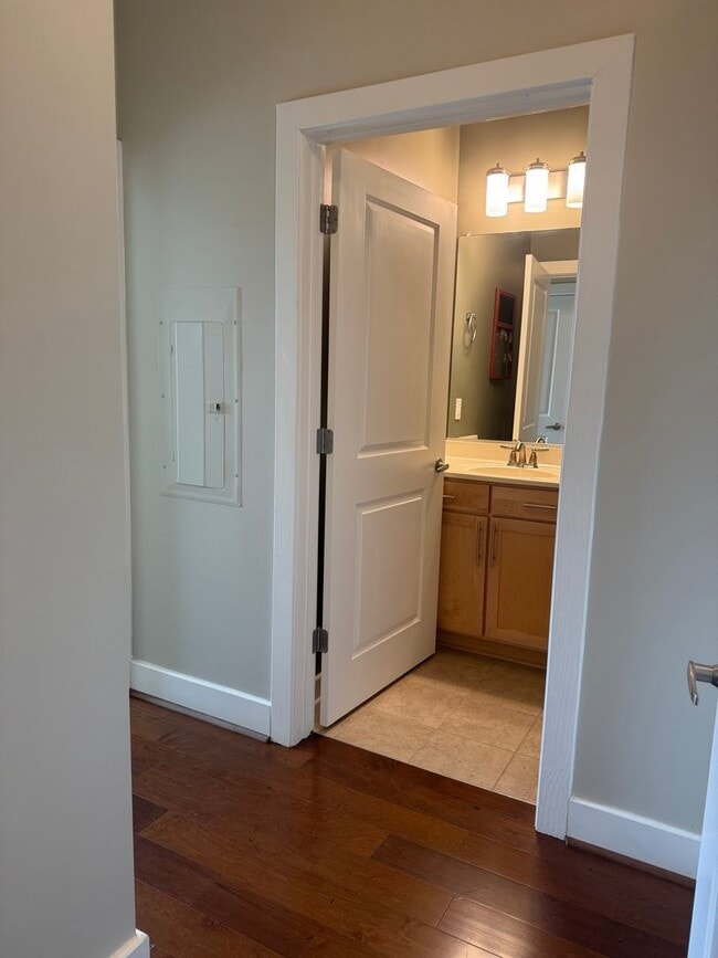 Building Photo - 2 Bedroom in Winstead Commons! Convenient to Lawndale Dr, Battleground Ave, and More!