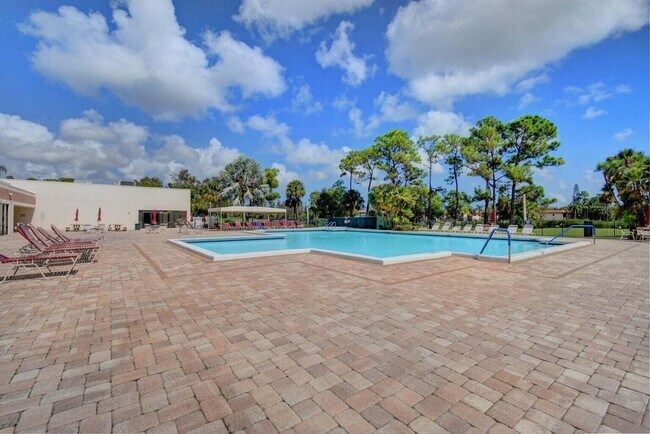 Building Photo - 4640 Lucerne Lakes Blvd W