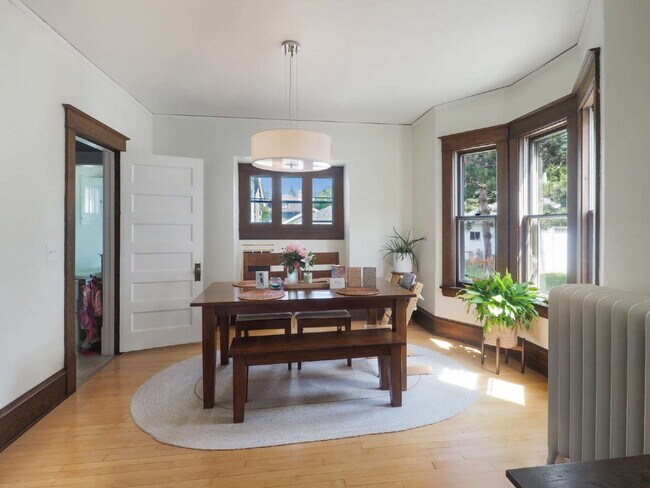 Building Photo - Charming 3 bedroom home in Uptown. Pets Welcome!