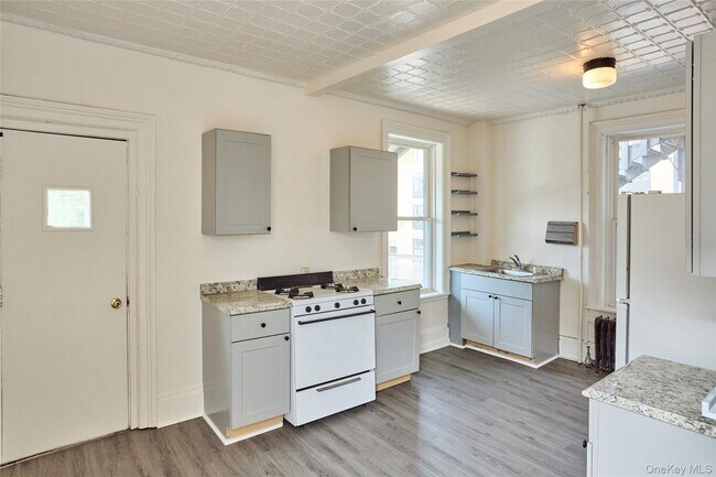 Building Photo - 457 Main St