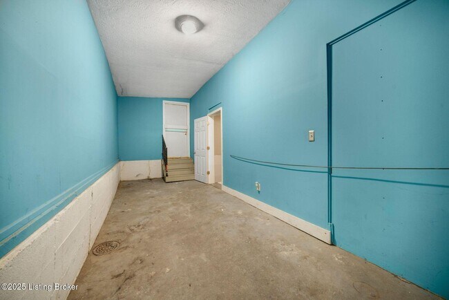 Building Photo - 1112 E Oak St