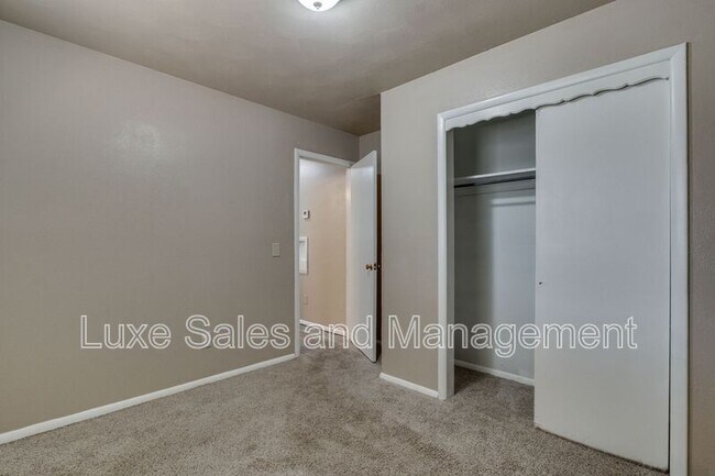 Building Photo - 3005 SW 52nd Pl