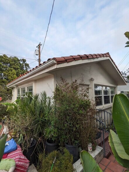 Building Photo - 12621 Victoria Ave