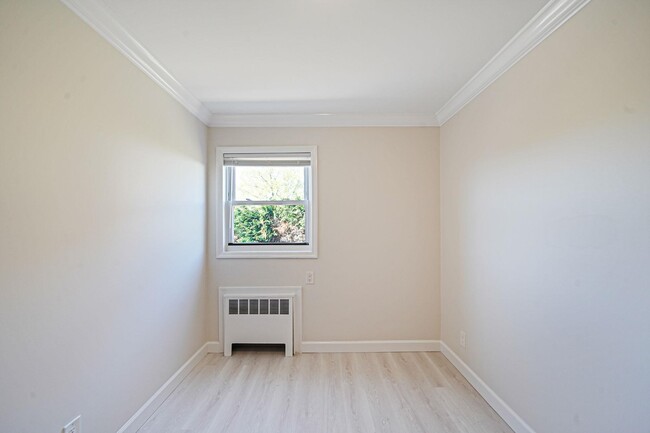 Building Photo - 1072 Hicksville Rd