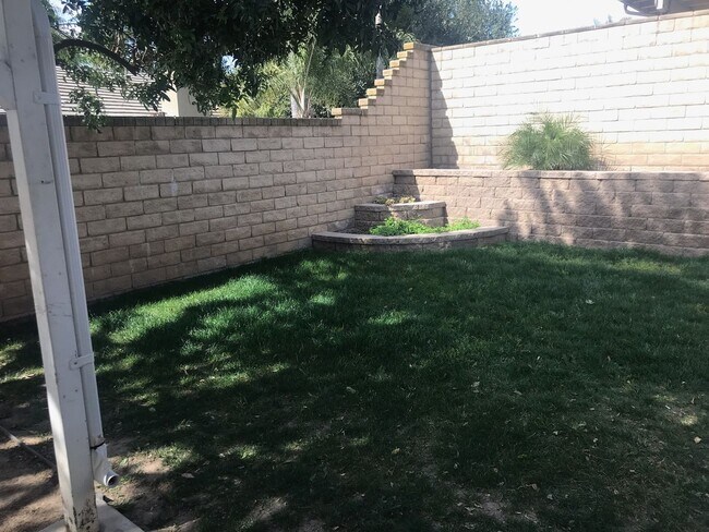 Building Photo - Unbeatable Charm in Camarillo's Colony