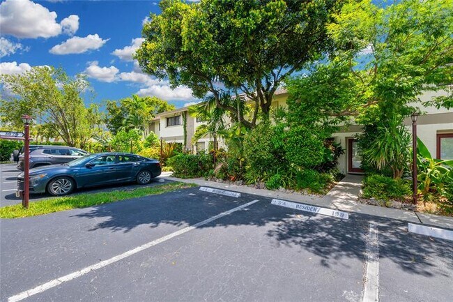 Building Photo - 3020 S Oakland Forest Dr