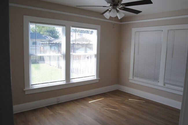 Building Photo - 2403 Sunset Ave
