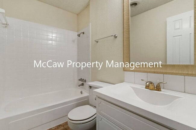 Building Photo - 2600 Bluebird Ln