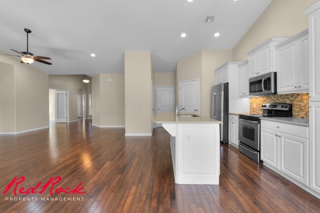 Building Photo - Sun River 2 Bedroom Home with Bonus Den! First Class Amenities!