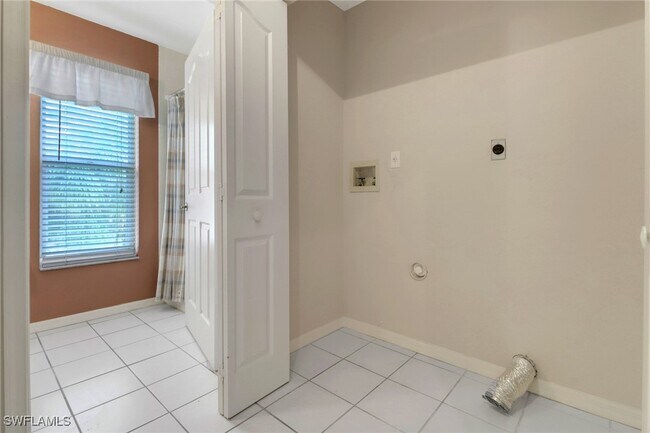 Building Photo - 875 New Waterford Dr