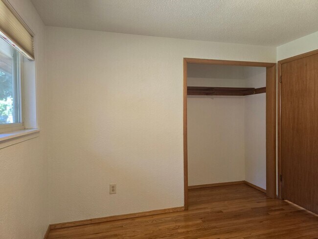 Building Photo - Spacious North Tacoma Rambler
