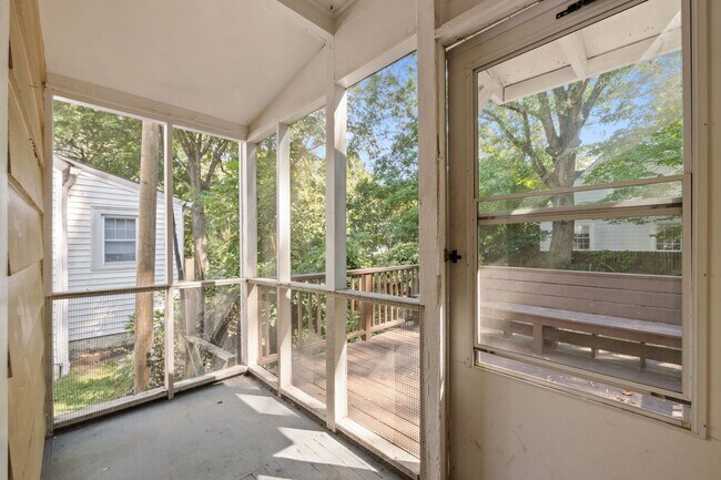 Building Photo - Spacious 5-Bed Home with Front Porch, Deck...