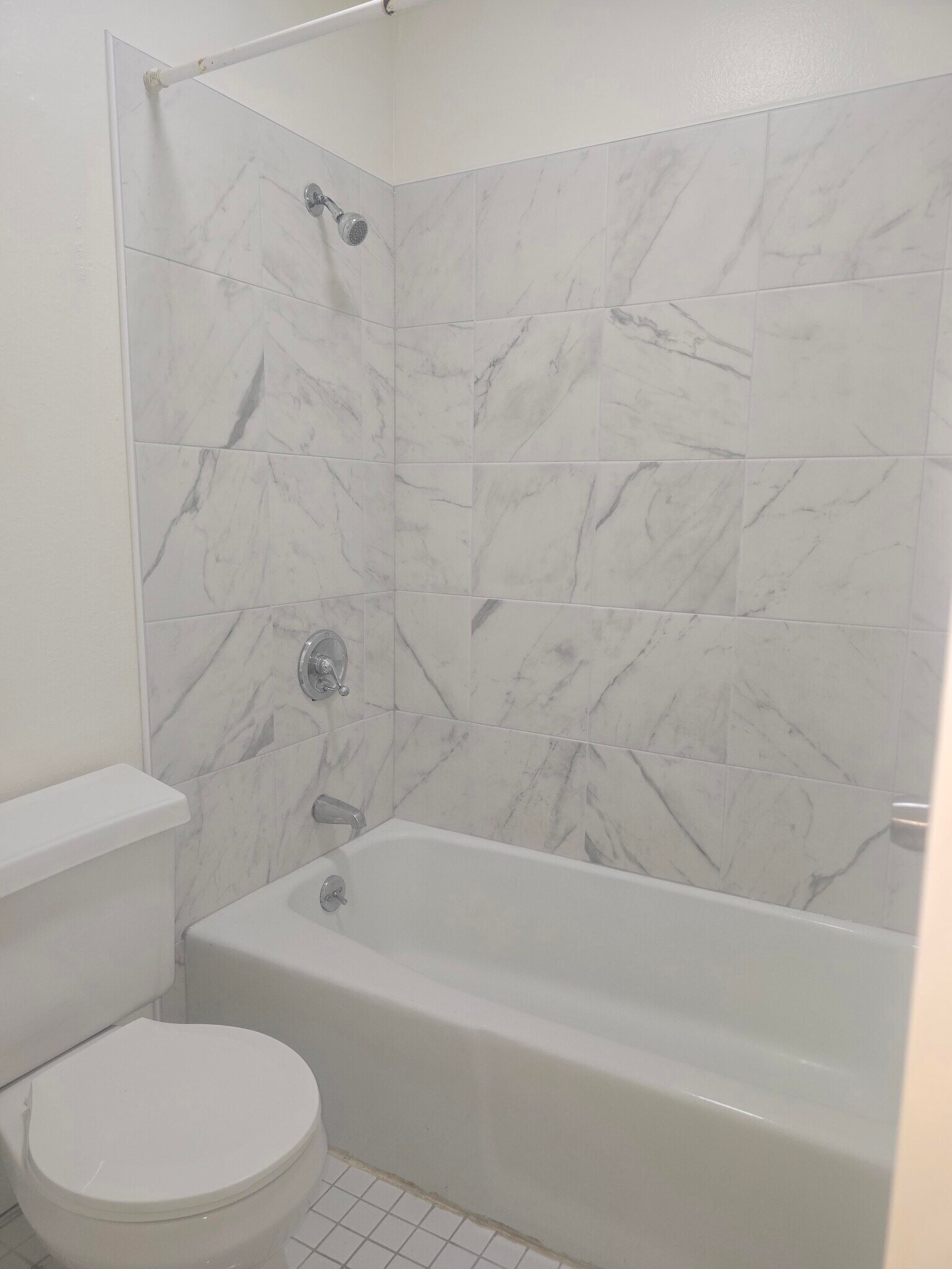 Building Photo - 3150 Lakeside Dr