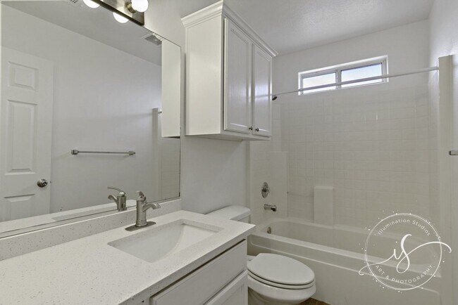 Building Photo - "Beautiful 3-Bed 2-Bath home with a large yard in Ivins!"