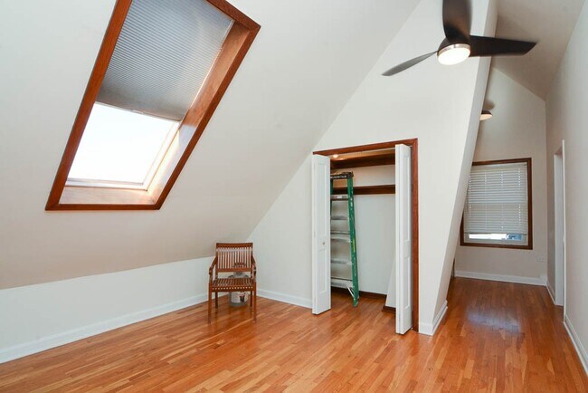 Building Photo - 1111 W Roscoe St