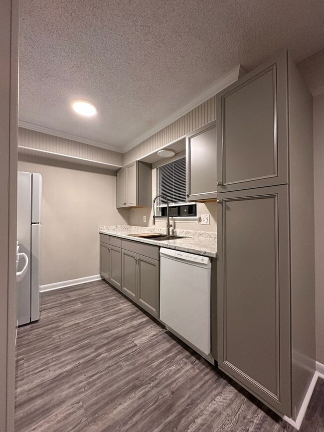 Building Photo - Convenient, in town living with garage!