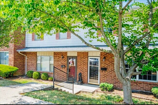 Building Photo - 3500 Warwick Dr