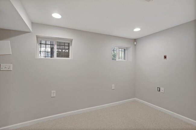 Building Photo - Recently Renovated Row House - H St Corrid...