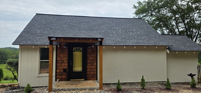 Building Photo - Cute 2 bedroom/ 1.5 bath single family home for rent in a quiet country setting but minutes from ...