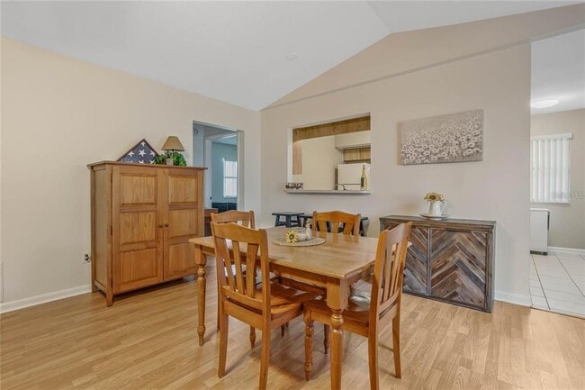 Building Photo - 720 E 6th St